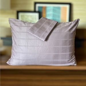2 pillowcases.Zippered and high quality. 100% cotton